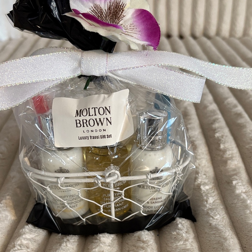 Molton Brown Travel Gift Set - White and Black with Purple Accent